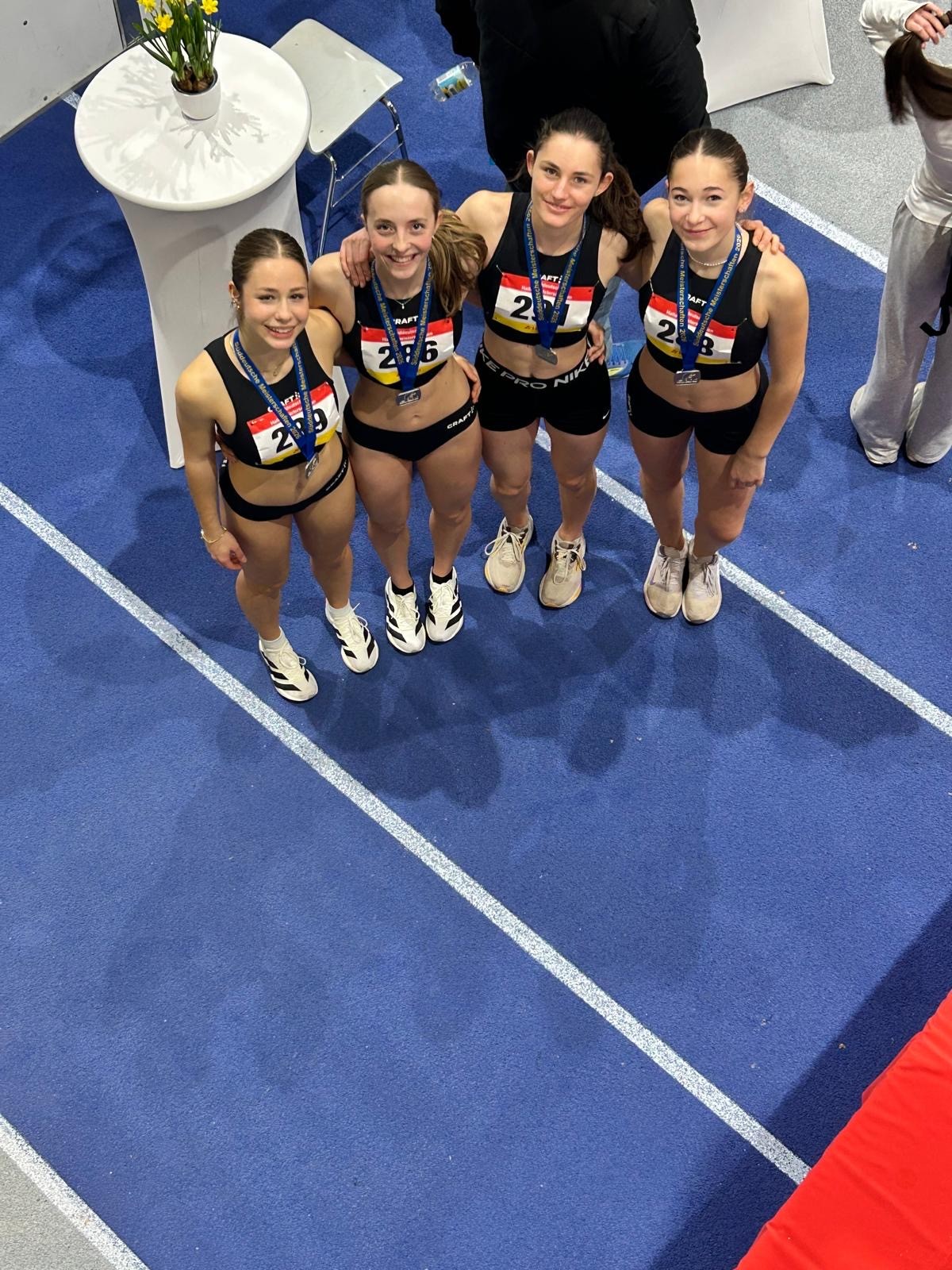 4x200m-Staffel: v.l.n.r. Nora Schalow, Sara Jenning, Leonie Schmidt, Lea Kraus